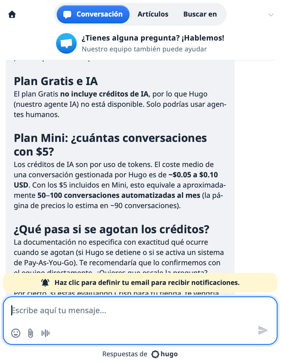 Hugo, Crisp's official assistant, replying in Spanish with full detail about the free plan's lack of AI