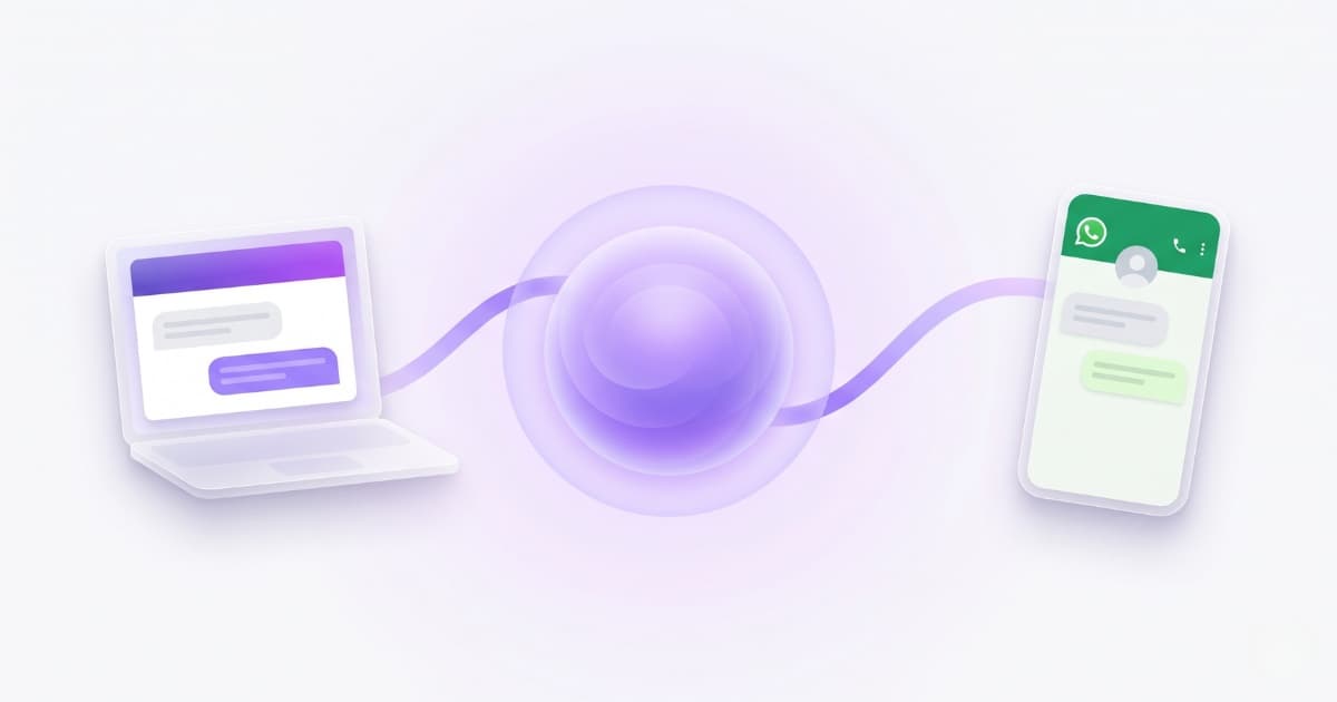 Persona configurando un chatbot de WhatsApp Business desde un panel sencillo, con una conversación viva en el móvil