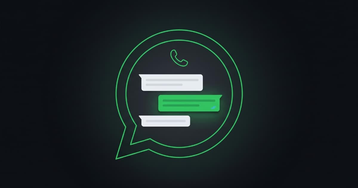 Logo de WhatsApp en contorno verde sobre fondo oscuro, con tres burbujas de mensaje en su interior: dos blancas del cliente y una verde de respuesta automática con doble check azul